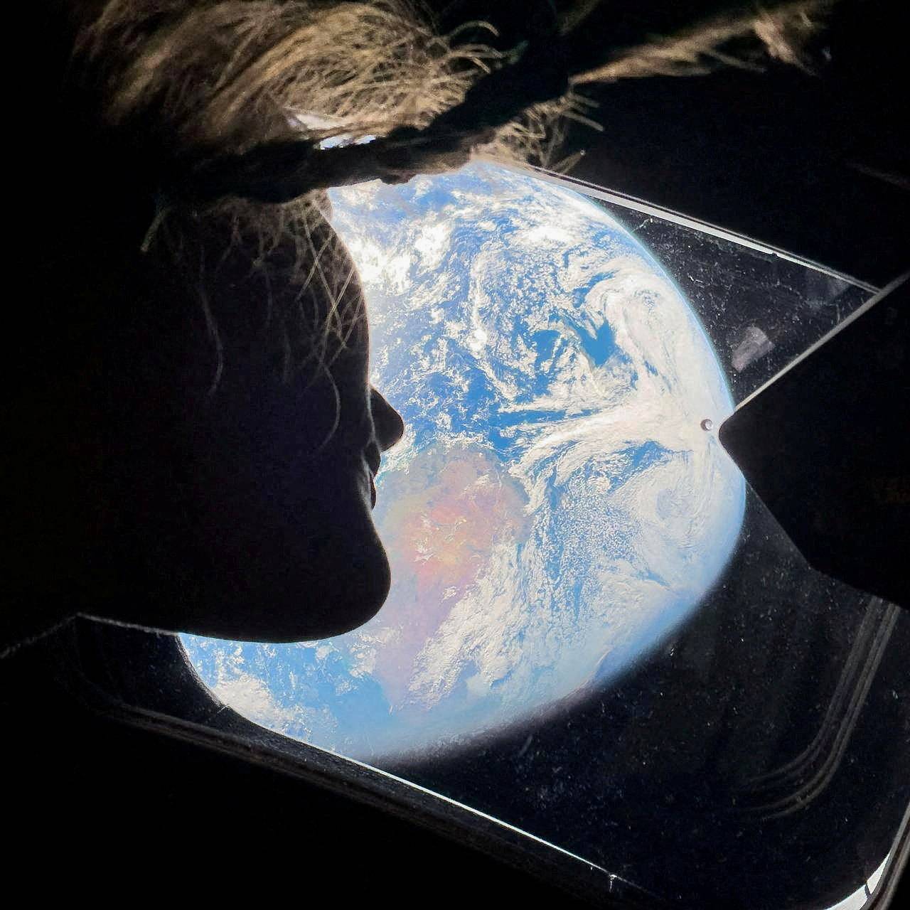 CША побили рекорд по дальности полета в космосе. Астронавты корабля Orion публикуют уникальные снимки Луны и возвращаются на Землю