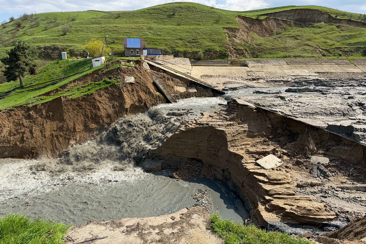 Прорыв Геджухской плотины после обильных ливневых дождей