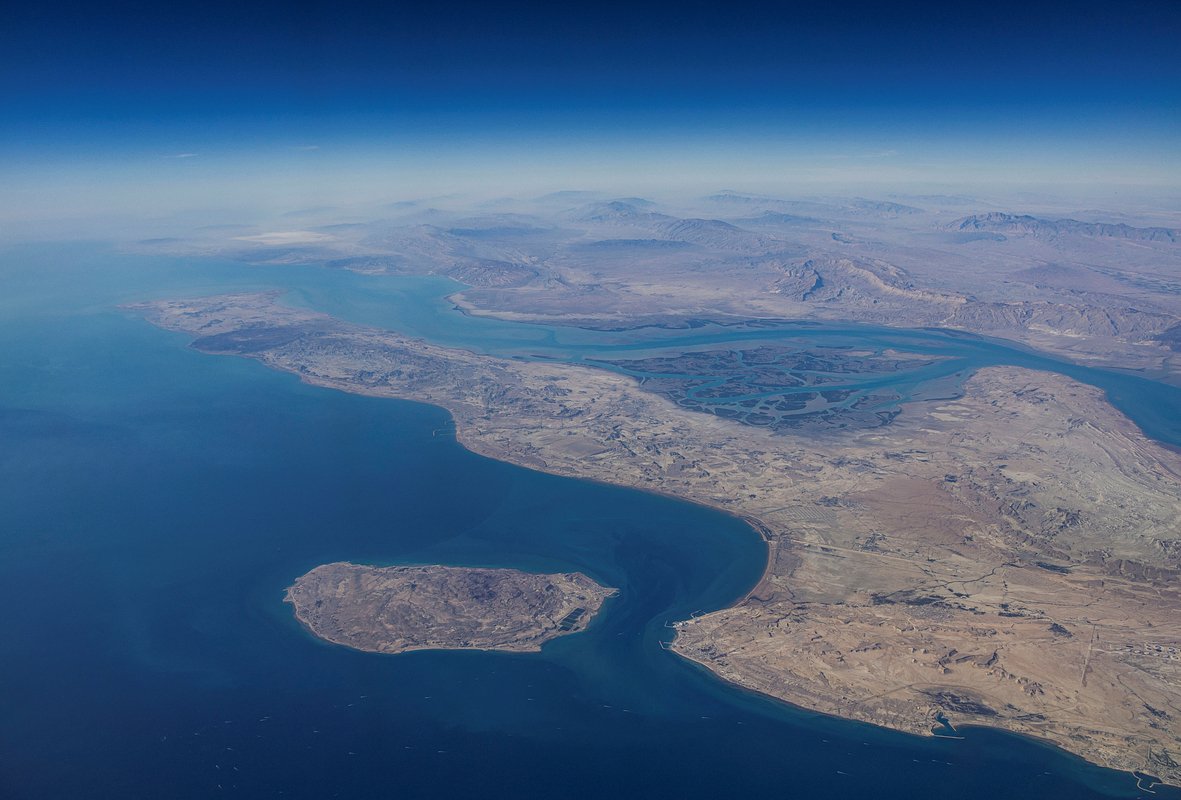 Ормузский пролив соединяет Персидский залив и Индийский океан