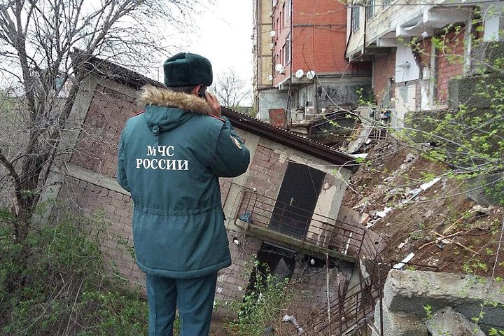 Сотрудник МЧС на месте обрушения жилого дома в Махачкале