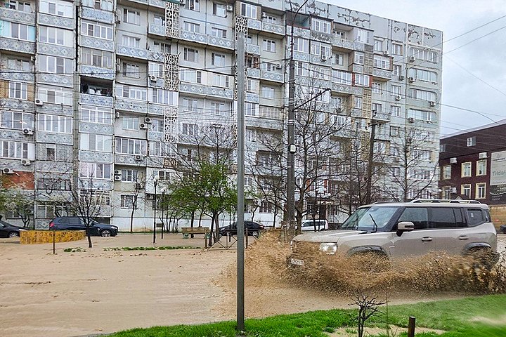 Улица Махачкалы, затопленная из-за обильных дождей