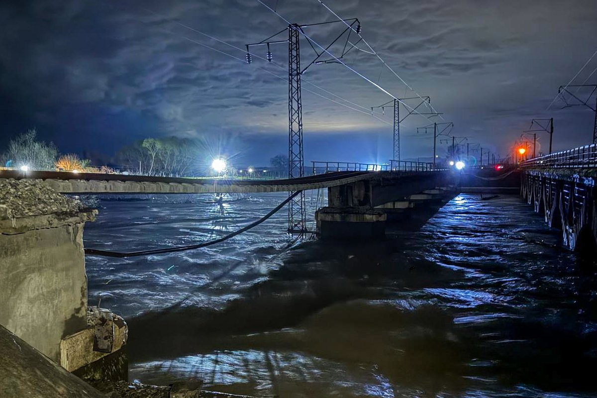 Железнодорожный мост с разрушенной селевыми потоками опорой на окраине дагестанского села Джемикент