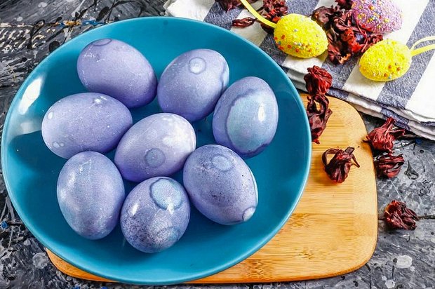 Для окрашивания яиц лучше использовать рафинированное масло без запаха