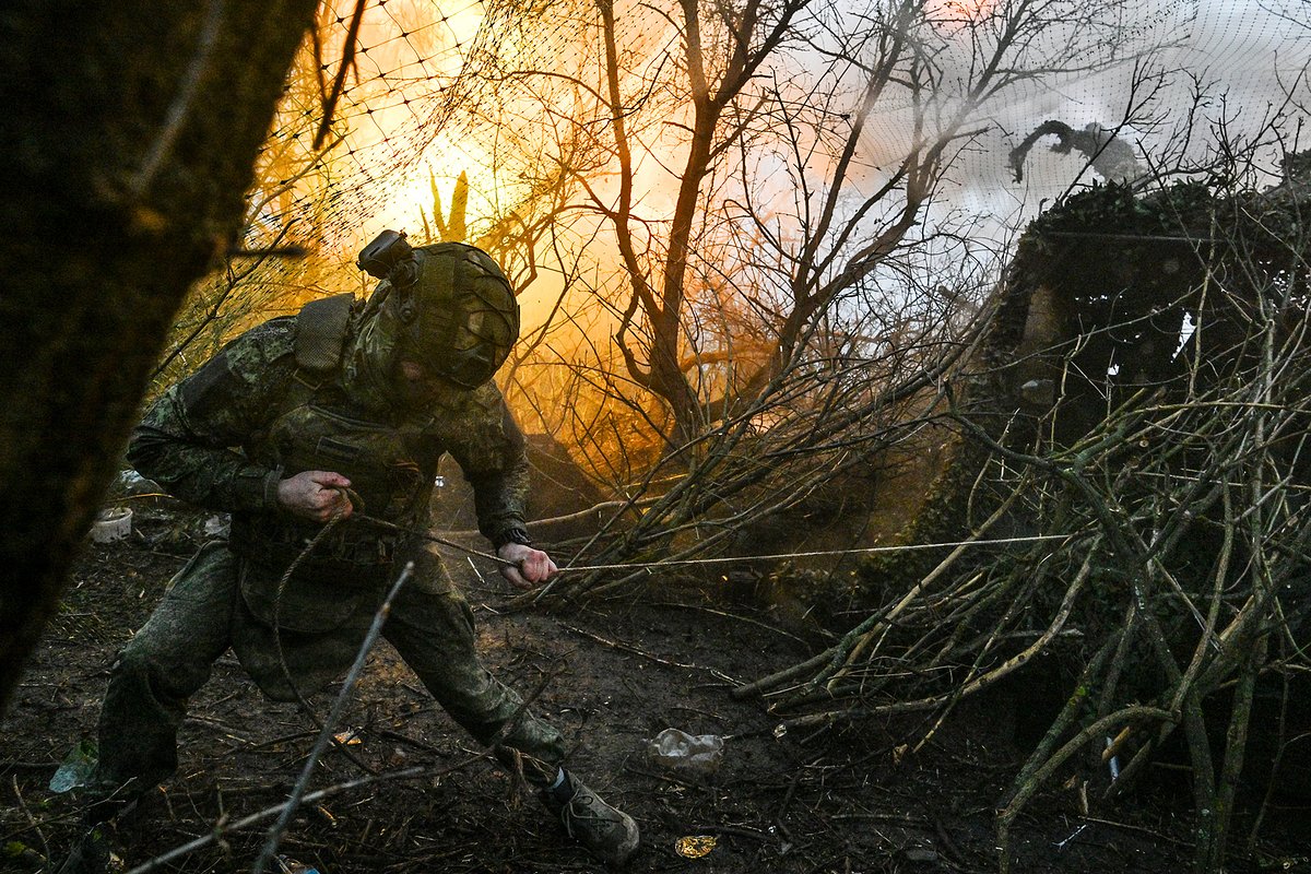 Боевая работа расчета самоходной пушки 2С5 «Гиацинт-С» группировки войск «Центр» Вооруженных сил России, окрестности Доброполья, Донецкая Народная Республика