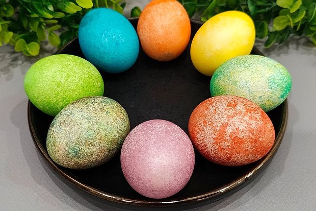 Соль помогает сделать скорлупу прочнее и снизить риск трещин при варке