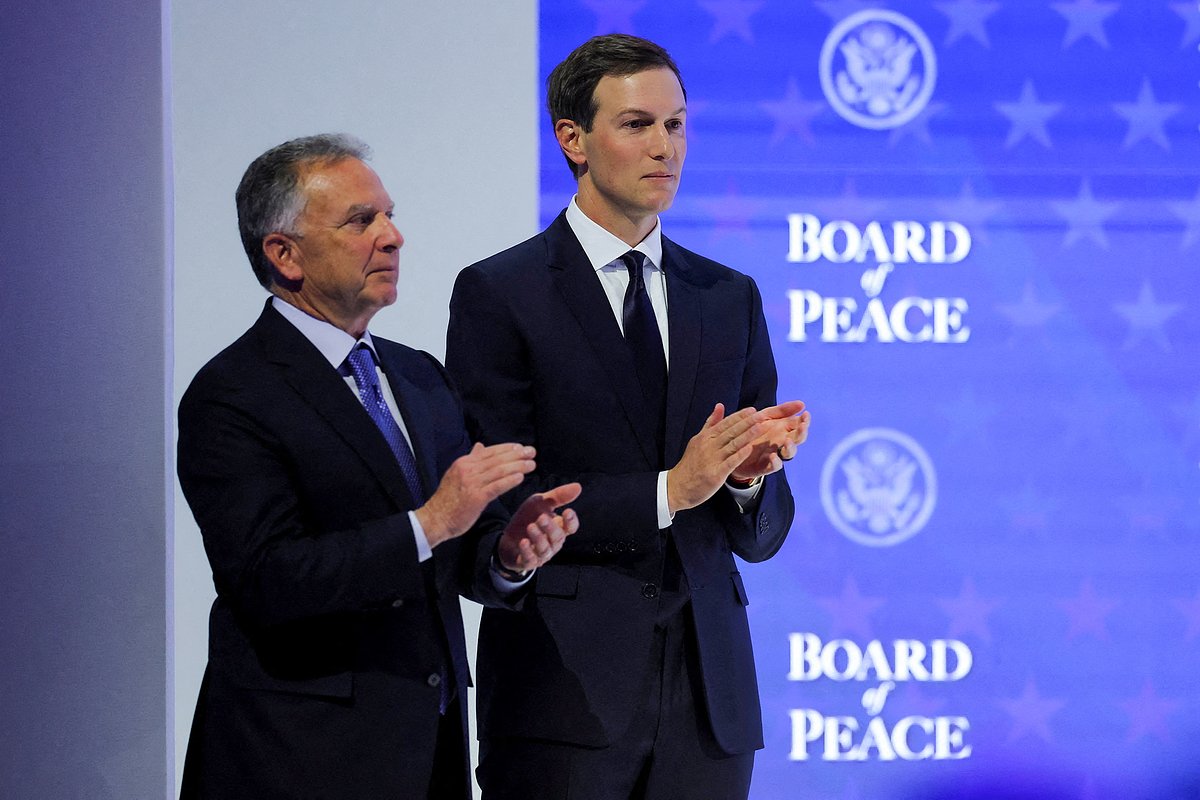 Спецпредставитель президента США по Ближнему Востоку Стивен Уиткофф (слева) и американский предприниматель Джаред Кушнер (справа), Давос, Швейцария, 22 января 2026 года