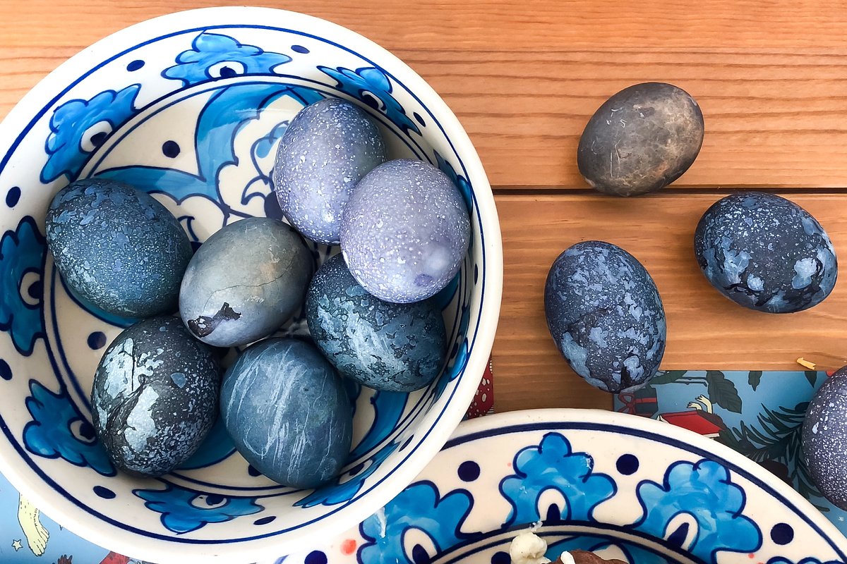 Взбитые сливки позволяют получить многоцветный узор при окрашивании яиц