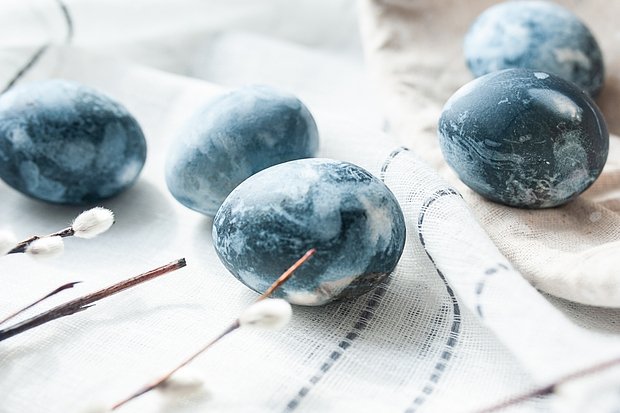 С помощью целлофана можно создать яркий узор на яичной скорлупе, не испачкав посуду