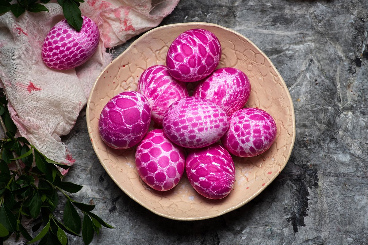 Тонкие нитки дают изящный рисунок на скорлупе, толстые — грубоватый, почти абстрактный