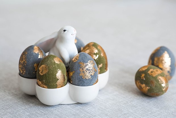 Окрашивание яиц поталью создает эффект металлического блеска