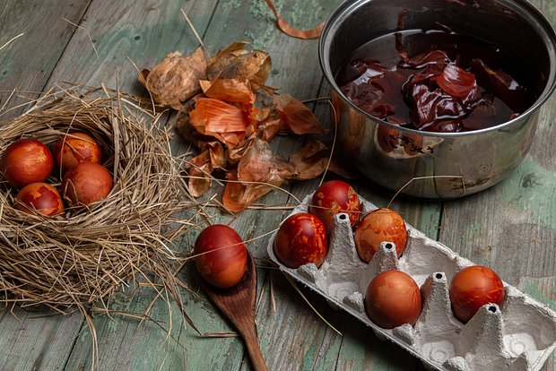 Окрашенные натуральными красителями яйца сохраняют цвет достаточно долго