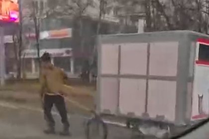 Россиянин решил отправиться пешком в Бразилию с самодельной 300-килограммовой повозкой