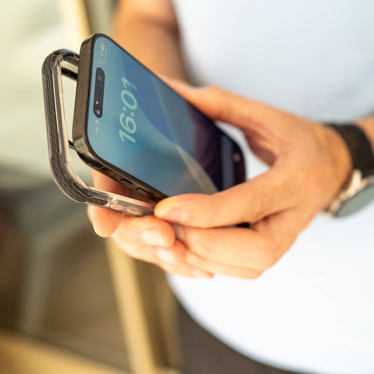 Необходимость замены чехлов для смартфона объяснили