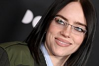 Стать худшей версией себя. Звезды массово отказываются от пластики и косметологов. Зачем они намеренно ухудшают свою внешность?