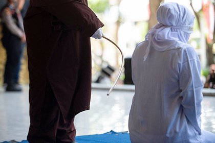 Пару приговорили к ста ударам палками за секс вне брака