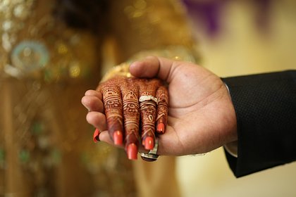 Родители жениха раздели невесту догола