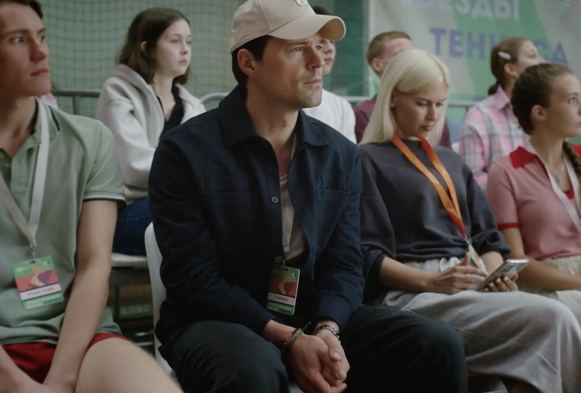 Этот российский драматический сериал снимали под рабочим названием «Игра на вылет». Проект официально переименовали в «Первую ракетку» только весной 2026 года