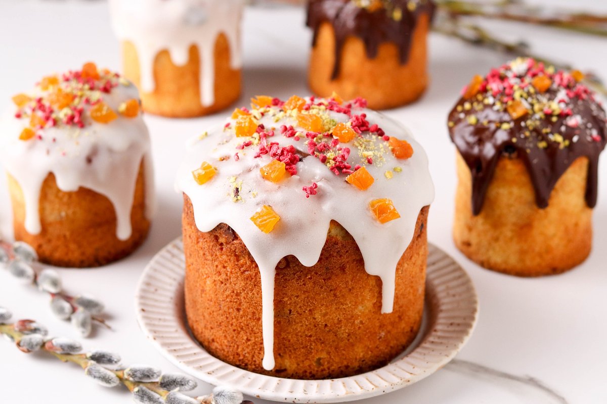 Кулич, украшенный белоснежной глазурью, одно из главных угощений на Пасху