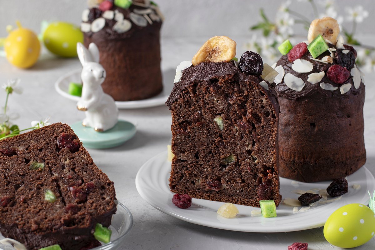 С шоколадом куличи получаются более ароматными. Готовится блюдо так же, как классические куличи