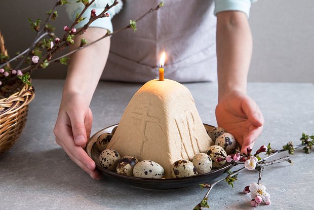 Классическую творожную пасху стоит готовить за один-два дня до праздника, так как блюдо должно настояться в холодильнике в течение суток