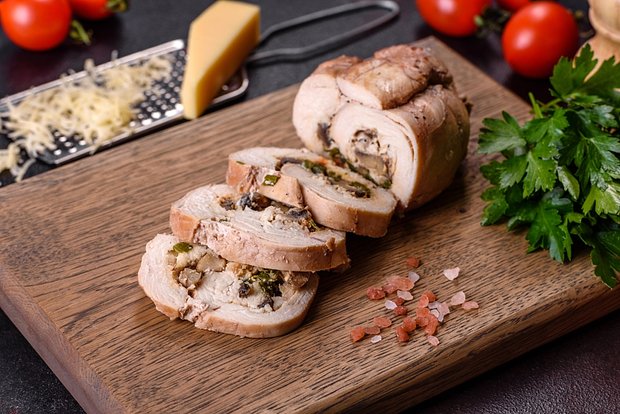 Рулеты из куриной грудки с грибами и сыром — простое в исполнении и очень вкусное блюдо