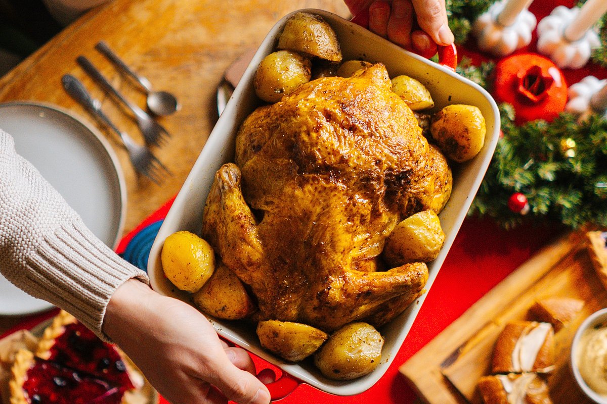 Жареная курица с золотистой корочкой станет украшением пасхального стола