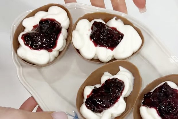 Сделать быстрый десерт для пасхального стола можно, начинив шоколадные яйца муссом с ягодами