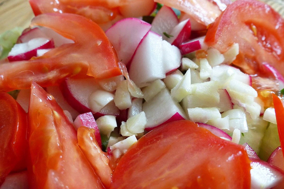 Салат из редиса, сочных помидоров и лука подойдет к мясным блюдам