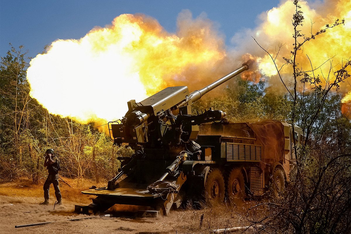 Военнослужащий 44-й отдельной артиллерийской бригады Вооруженных сил Украины (ВСУ) стреляет из самоходной гаубицы 2С22 «Богдана», Запорожская область, Россия, 20 августа 2025 года