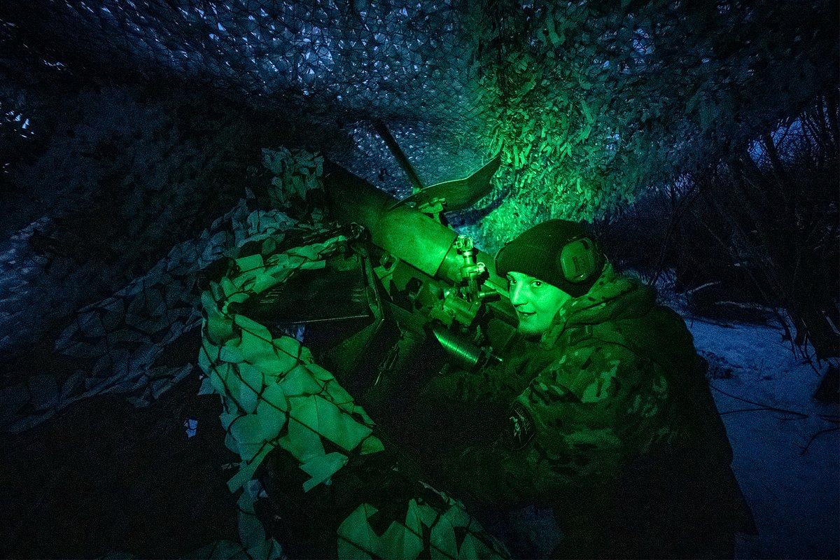 Военнослужащий расчета пушки-гаубицы Д-20 тактической группы Каштана спецназа «Ахмат» за боевой работой, Сумская область, Украина