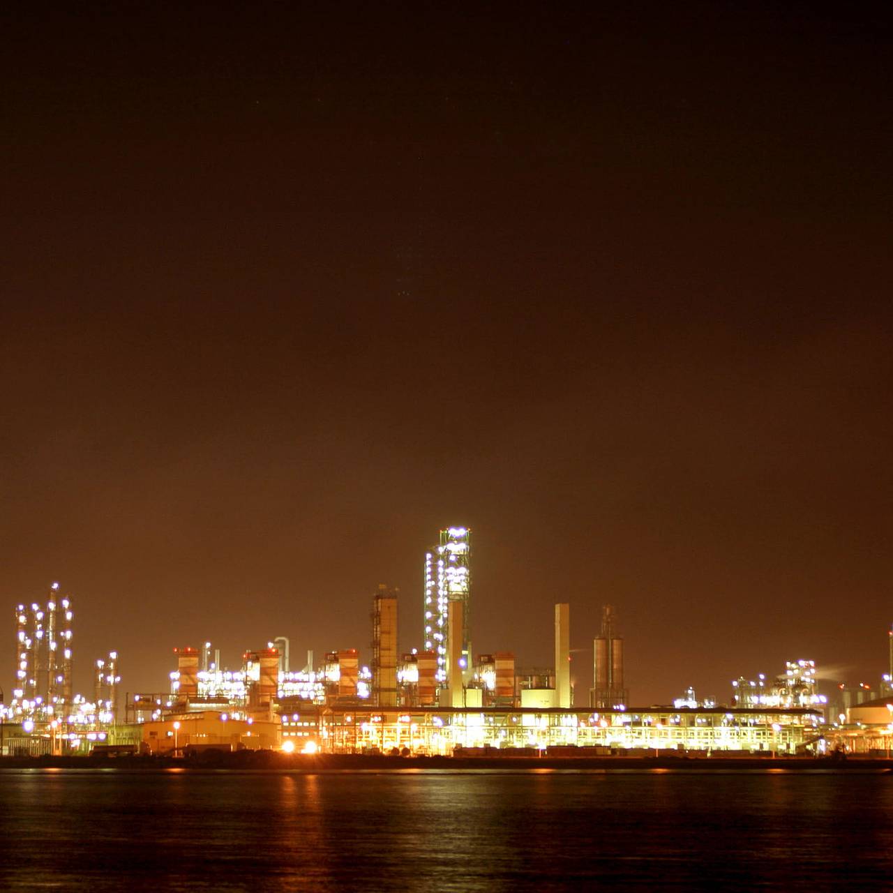 США и Израиль атаковали нефтехимический комплекс в Иране