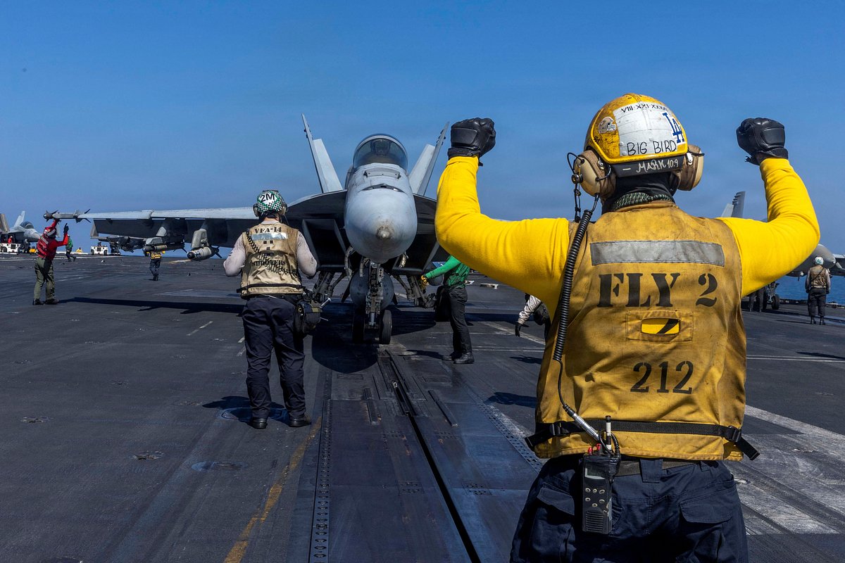 Истребитель-бомбардировщик F/A-18F «Супер Хорнет» готовится к взлету с палубы авианосца «Авраам Линкольн» для удара по Ирану, 3 марта 2026 года