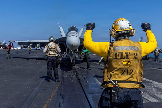 Истребитель-бомбардировщик F/A-18F «Супер Хорнет» готовится к взлету