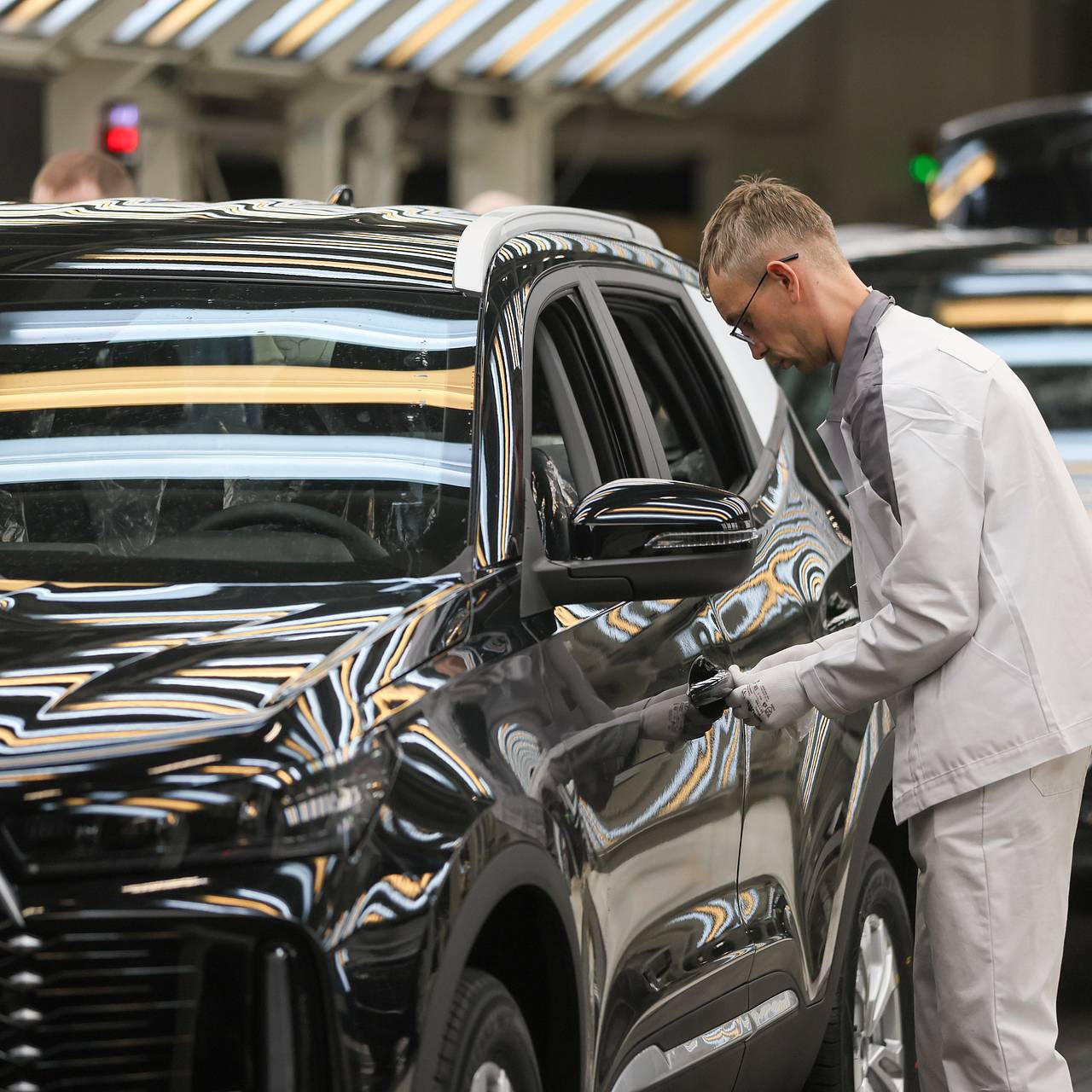 Продавец российских автомобилей потерпел миллиардные убытки