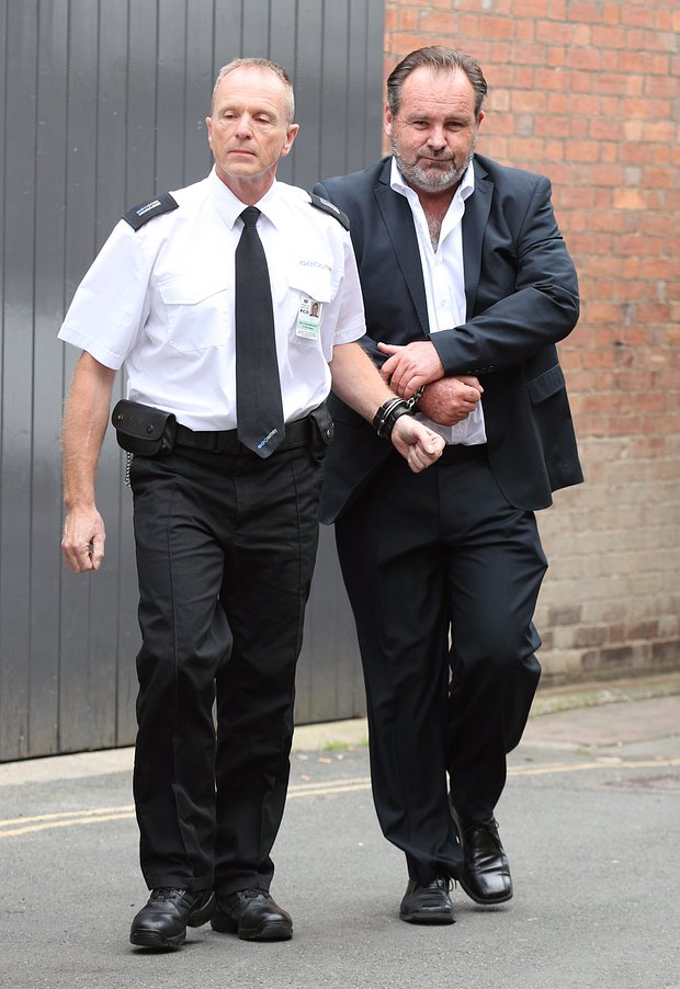 Бывшего пилота British Airways Джулиана Монагана сажают в тюремный фургон в Королевском суде Льюиса, Восточный Суссекс