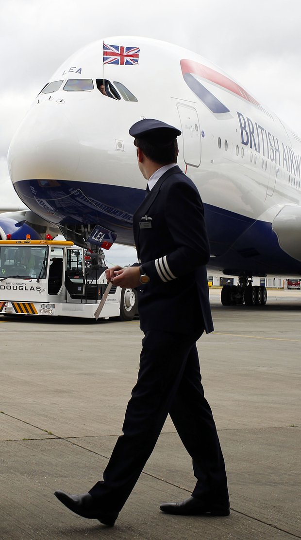 Пилот British Airways перед самолетом Airbus A380