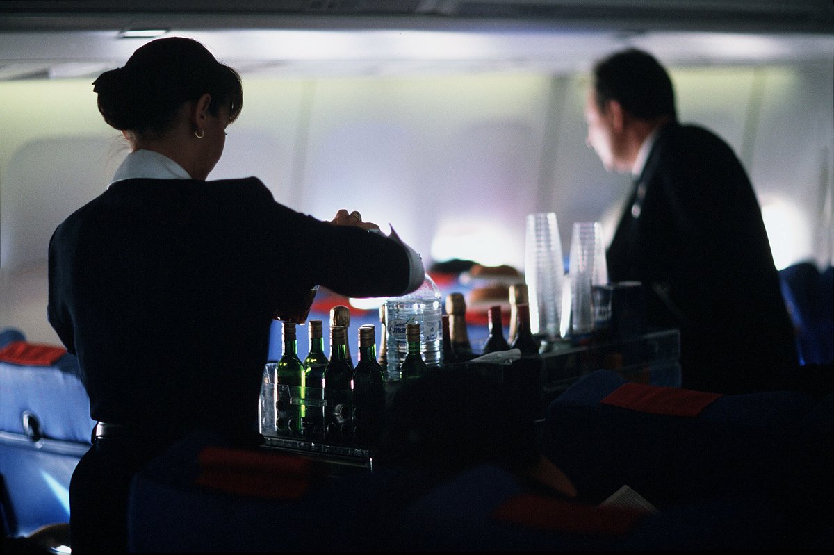 Бортпроводники раздают алкоголь пассажирам