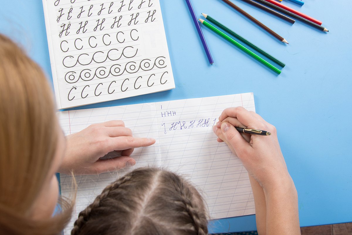 Ребенок учится прописным буквам