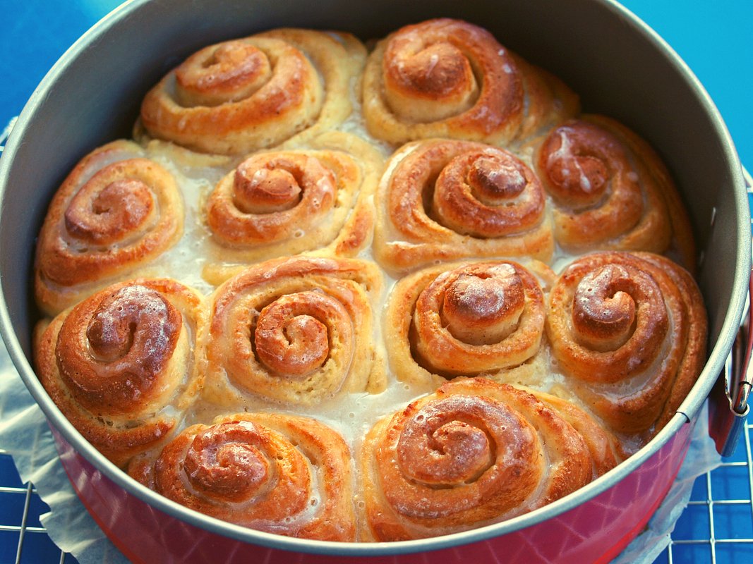 «Синнабон» — кулич, состоящий из нескольких булочек с корицей