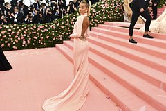 Хейли Бибер на мероприятии Met Gala