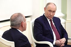 Владимир Путин и Никол Пашинян (слева) во время встречи в Москве