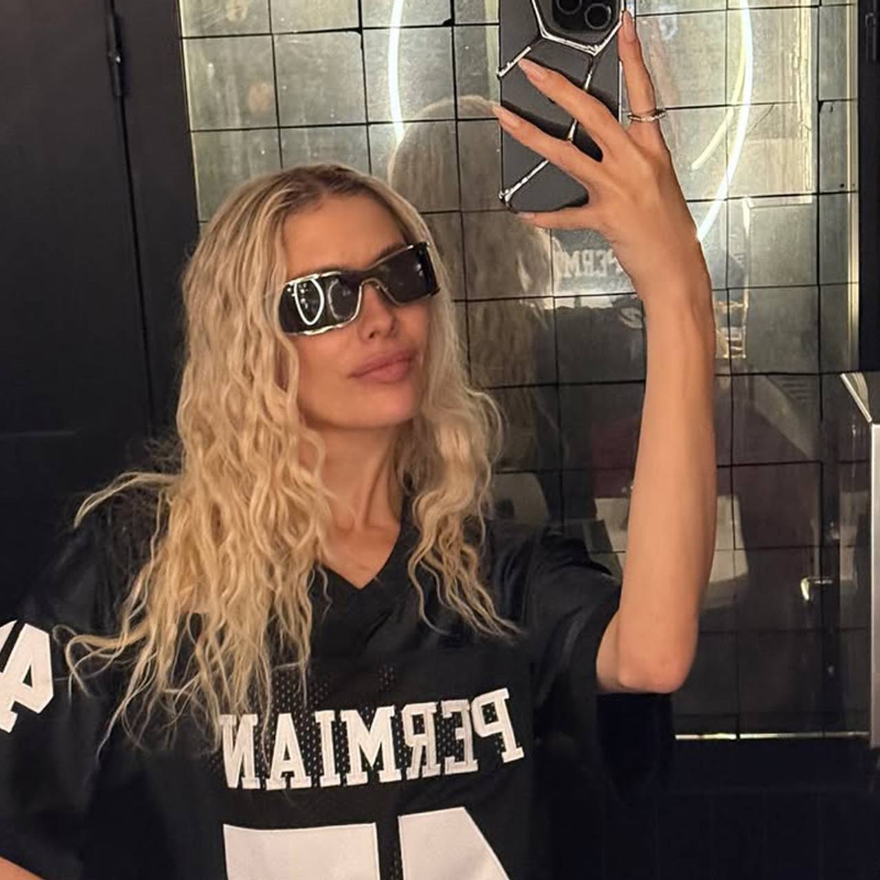 Бывшую возлюбленную российского миллиардера заподозрили в помолвке с молодым избранником