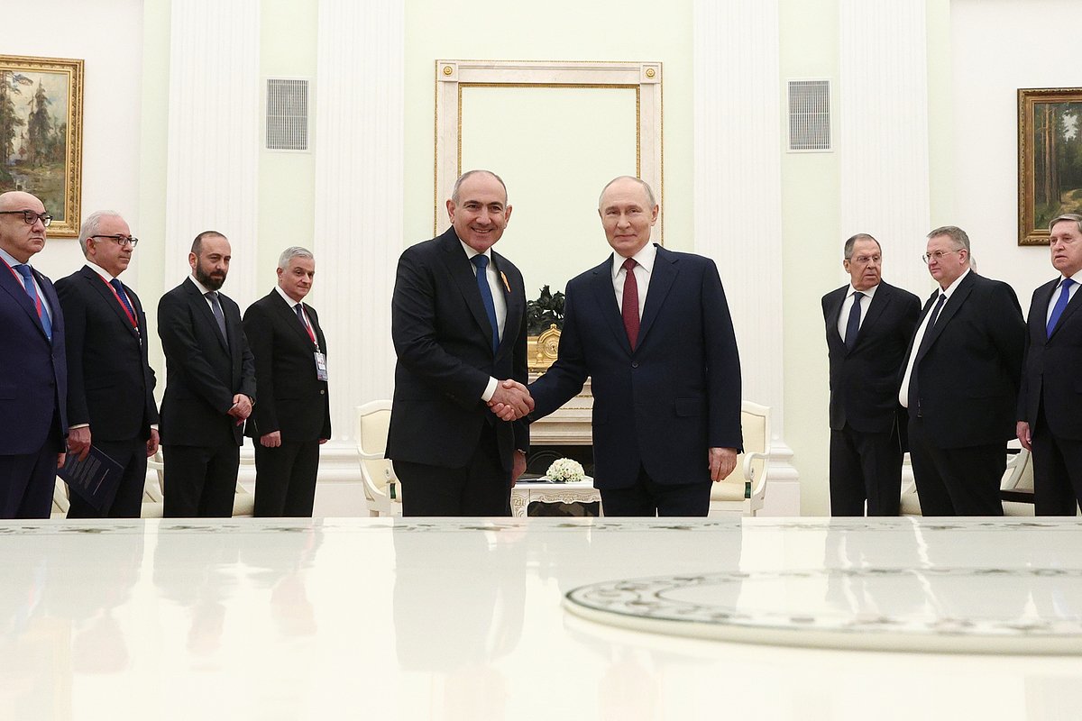 1 апреля 2026 года. Президент РФ Владимир Путин и премьер-министр Армении Никол Пашинян (в центре слева) во время встречи в Москве. Слева направо: посол Армении в России Гурген Арсенян, заместитель министра иностранных дел Армении Мнацакан Сафарян, министр иностранных дел Армении Арарат Мирзоян, вице-премьер-министр Армении Мгер Григорян. Справа налево: помощник президента РФ Юрий Ушаков, заместитель председателя правительства РФ Алексей Оверчук, министр иностранных дел РФ Сергей Лавров