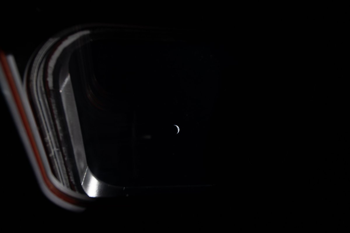 Земля в одном из четырех иллюминаторов корабля на четвертые сутки миссии