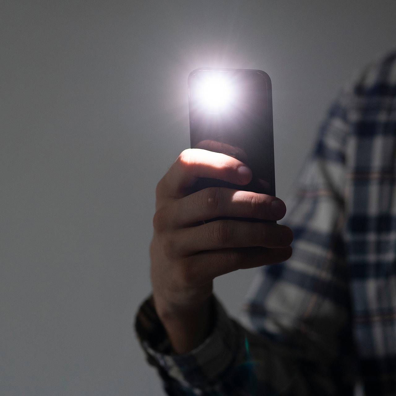 Опасность вспышки от смартфона оценили