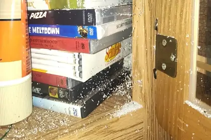 Мужчина опубликовал фото странной пыли и получил совет немедленно переехать