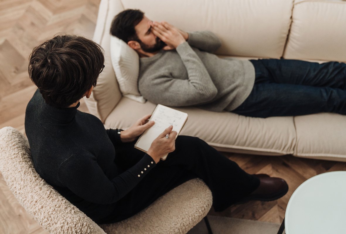 Выйти из созависимости самостоятельно сложно, желательно обратиться к помощи психолога