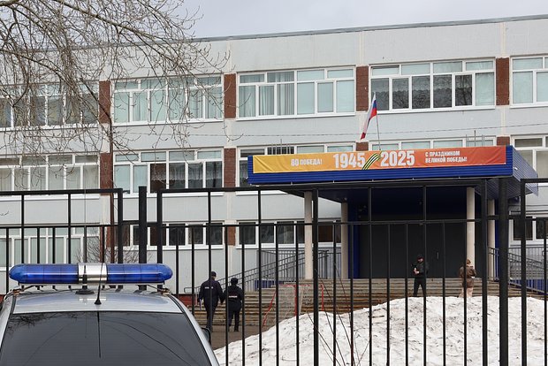 Обстановка у школы №5, где 17-летний ученик напал с ножом на учителя