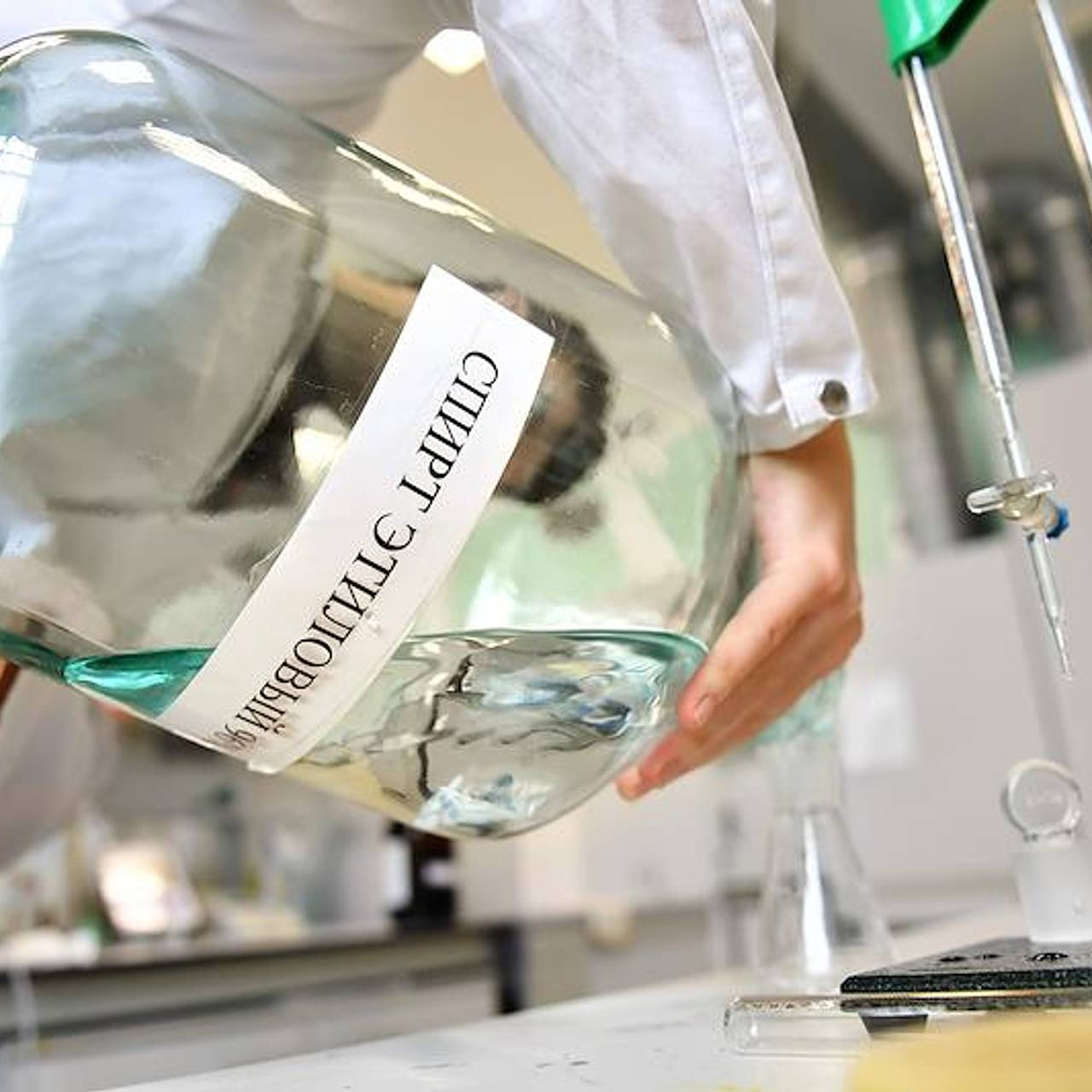 Крупнейший нелегальный производитель спирта в России решил обанкротиться