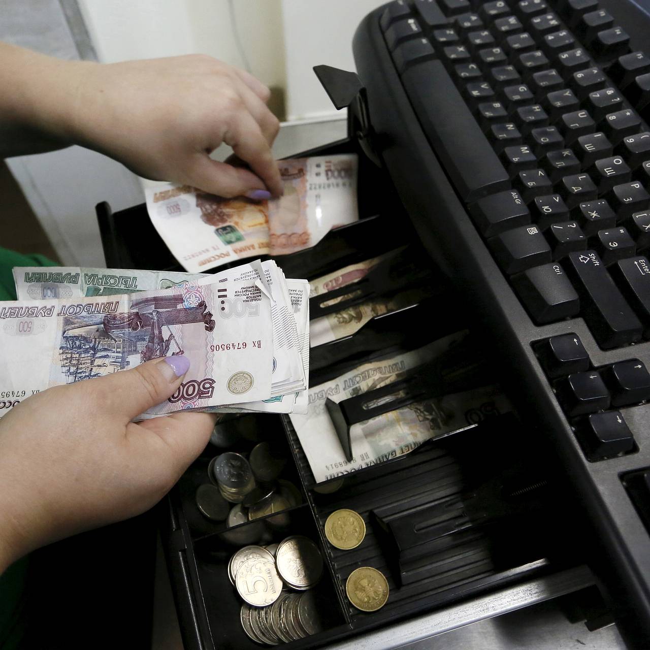 Названы первоочередные товары для &laquo;российской полки&raquo;